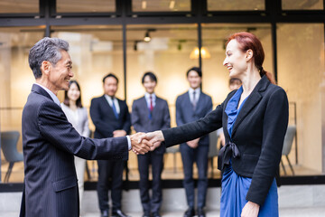 オフィスで働くビジネスパーソン