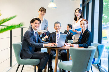 オフィスで働くビジネスパーソン