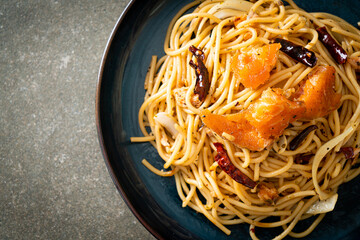 stir-fried spaghetti with salmon and dried chilli