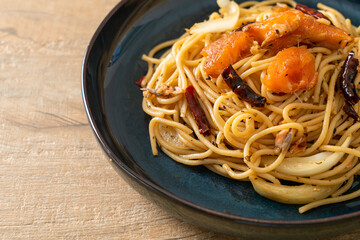 stir-fried spaghetti with salmon and dried chilli