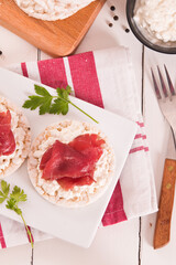 Rice cakes with milk flakes and cold beef.