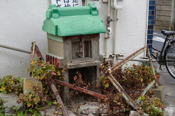 アパートと神様　赤塚、板橋区、東京、日本