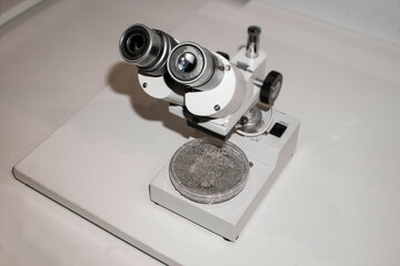 Sand- und Bodenproben unter dem Mikroskop