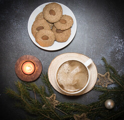 Kaffee, Kekse und Weihnachtsdekoration