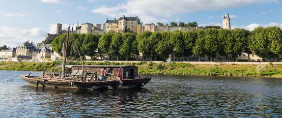bateau ancien sur la Vienne face à la ville de Chinon en France - obrazy, fototapety, plakaty