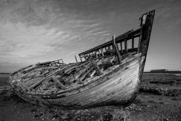 épave de bateau de pêche ancien échoué sur une plage à Gâvres en Bretagne