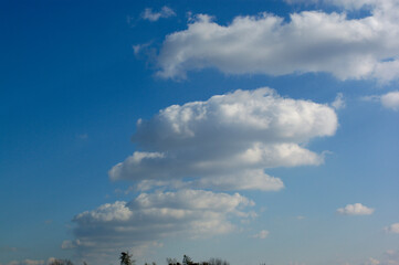 Fototapeta na wymiar 直線状に並んでいる雲