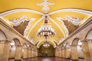 Obraz premium Moscow metro station Komsomolskaya with columns, arches, ornate ceiling