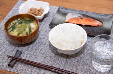 健康に気をつかった手作りの鮭朝食

