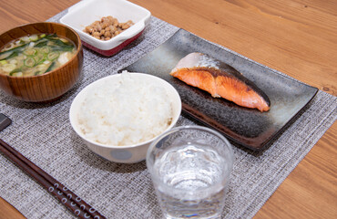 健康に気をつかった手作りの鮭朝食
