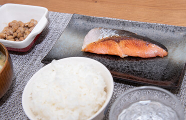 健康に気をつかった手作りの鮭朝食

