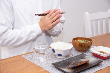 Obraz na płótnie Canvas 手作りの鮭定食を食べる30代の男性