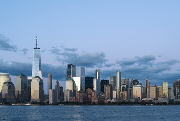 Naklejka premium Panoramic view of New York downtown centre and skyscrapers in evening