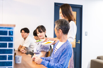 Obraz premium 人気のカフェレストランでランチを食べる客