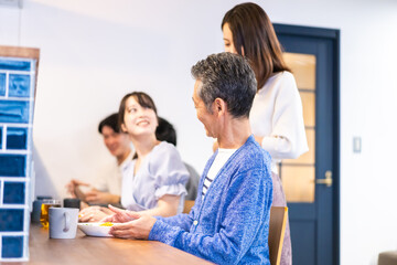 Obraz premium 人気のカフェレストランでランチを食べる客