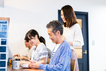 Obraz premium 人気のカフェレストランでランチを食べる客