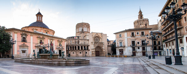 Naklejka premium square of Saint Mary's and Valencia Cathedral Temple in old town