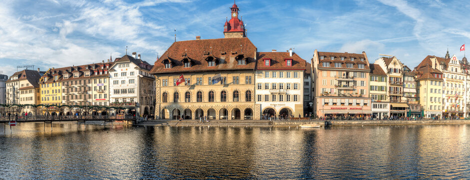 Uferpromenade in der Altstadt von Luzern mit dnm Flu&szlig; Reuss