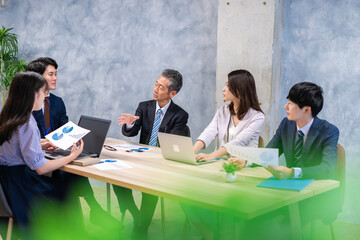 オフィスでディスカッションをするビジネスパーソン