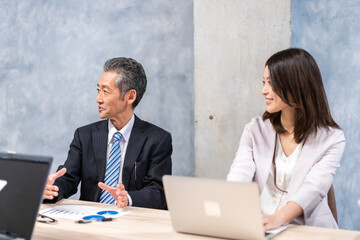 オフィスでディスカッションをするビジネスパーソン