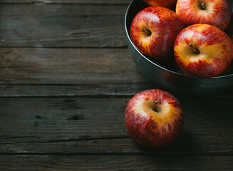 copy space, color image, freshness, healthy eating, directly above, apple - fruit, backgrounds, healthy lifestyle, food and drink, vibrant color, wood grain, table, table top view, pacific northwest, 