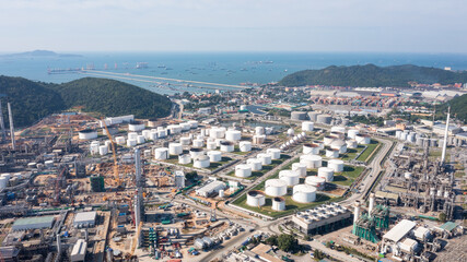 Obraz premium manufacturing and storage facilities oil and gas refineries products for sales and export international by ship frighted transportation open sea