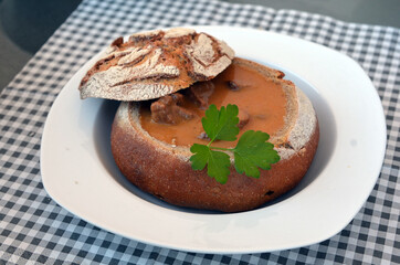 Gulasch im Brottopf