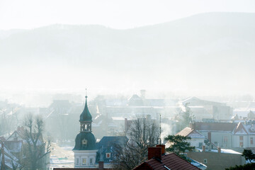 smog unoszący się nad miasteczkiem, dymiące kominy
