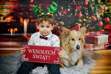 Wesołych świąt chłopiec i pies  - obrazy, fototapety, plakaty