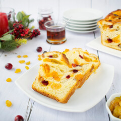 Christmas yeast cake with dried apricots and cranberries.