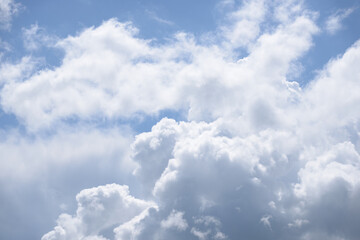 Chmury na błękitnym niebie - obrazy, fototapety, plakaty