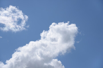 Chmury na błękitnym niebie