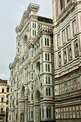 Vista dilato della facciata del Duomo di irenze. Con i suoi marmi colorati