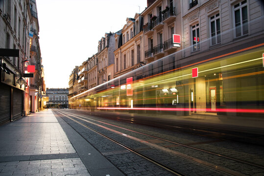 Passage d'un Tramway dans une rue commerçante de nuit © Pictarena