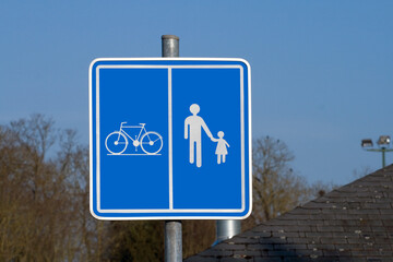 Panneau de voie réservée aux vélos et aux piétons.