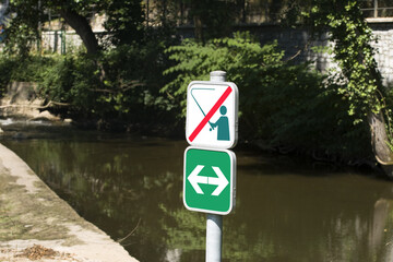Panneau zone de pêche interdite.