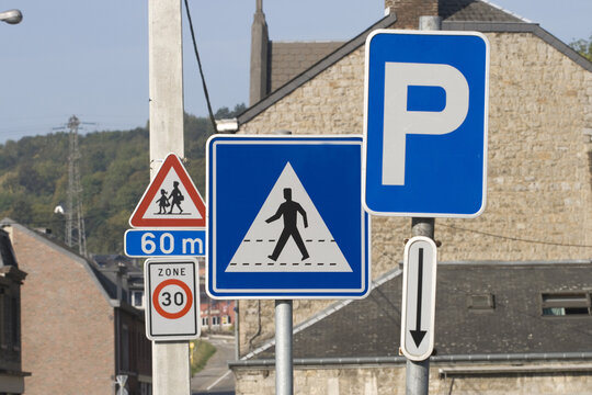Divers panneaux de signalisation.