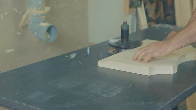 cutting the contours of the workpiece for further manufacturing of the door