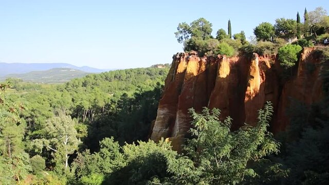 vue du sentier des ocres dans le Roussillon 
