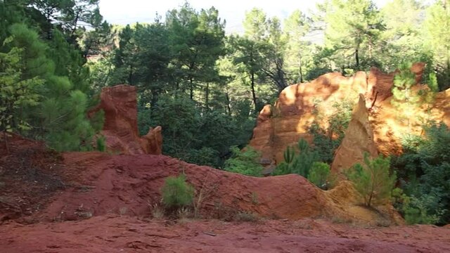 vue du sentier des ocres dans le Roussillon 