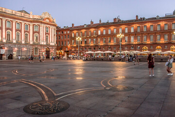 Toulouse, Place du Capitole le soir - obrazy, fototapety, plakaty