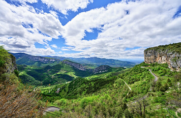 Fototapeta na wymiar Panorama sur le massif du Vercors depuis la route de Presles