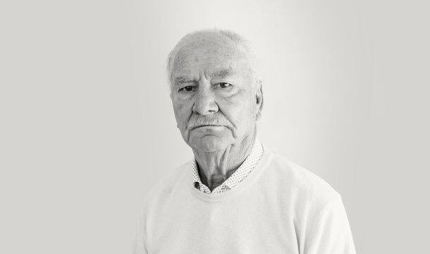 bellissimo nonno dai capelli bianchi in primo piano su sfondo chiaro