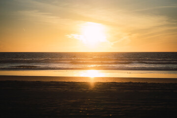 Paisaje de una palaya andaluza con un pueblo blanco 