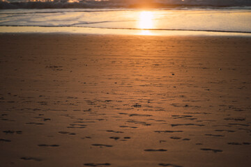 Paisaje de una palaya andaluza con un pueblo blanco 