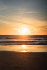 Obraz premium Paisaje de una palaya andaluza con un pueblo blanco 