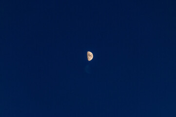 Obraz na płótnie Canvas The moon in the frosty night sky!