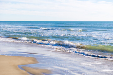 Vague sur la plage méditerranéen de l’Espiguette (Occitanie, France)