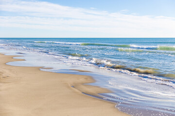 Vague sur la plage méditerranéen de l’Espiguette (Occitanie, France)