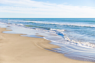 Vague sur la plage méditerranéen de l’Espiguette (Occitanie, France)